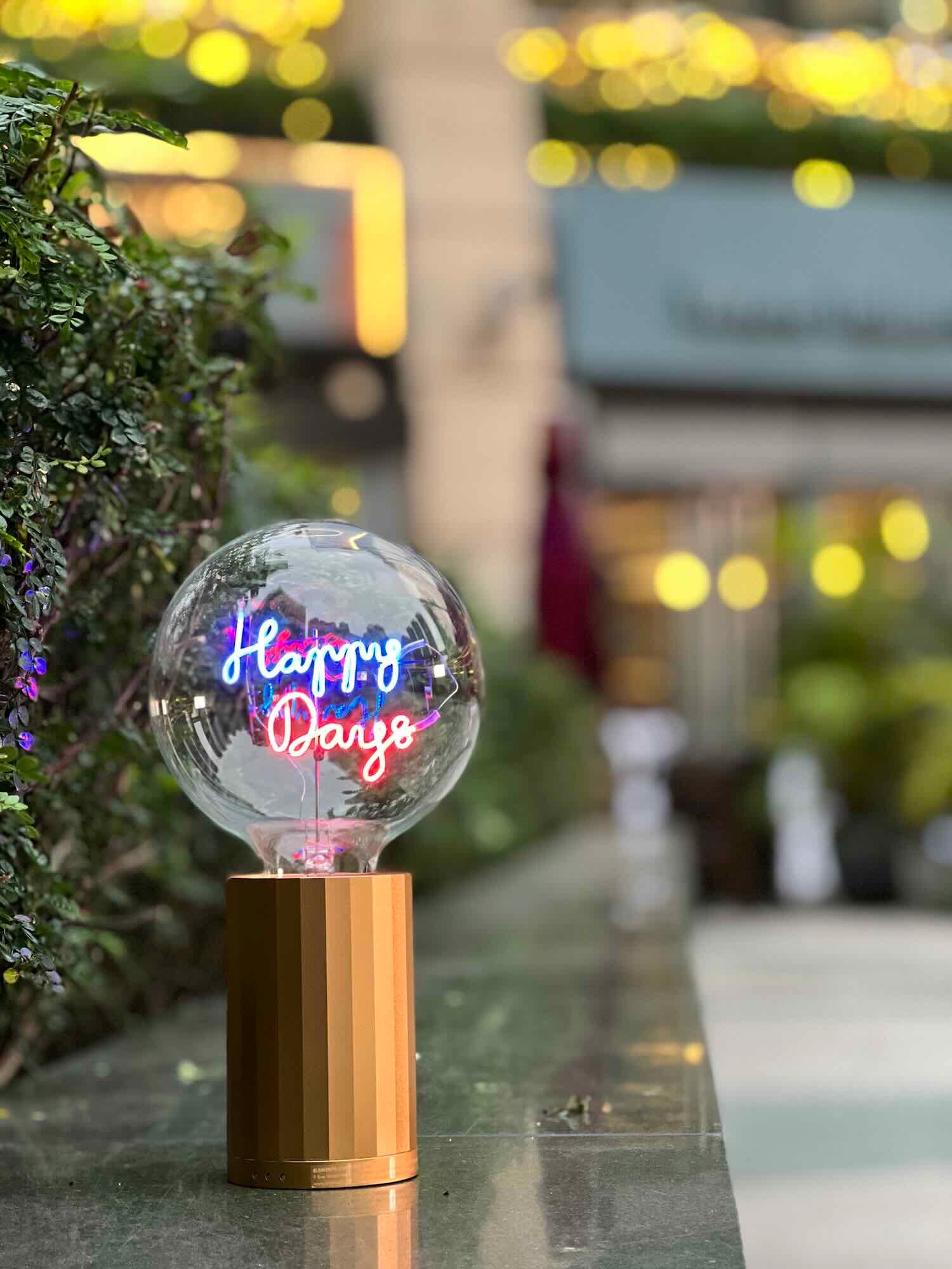 „Happy Days“ Akku LED Deko-Glühbirne – Botschaftsleuchte