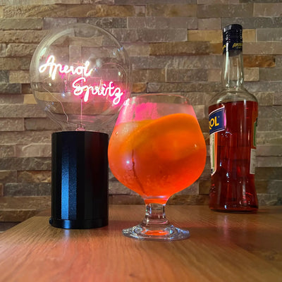 „Aperol Spritz“ Akku LED Deko-Glühbirne – Wohnraum-Szene