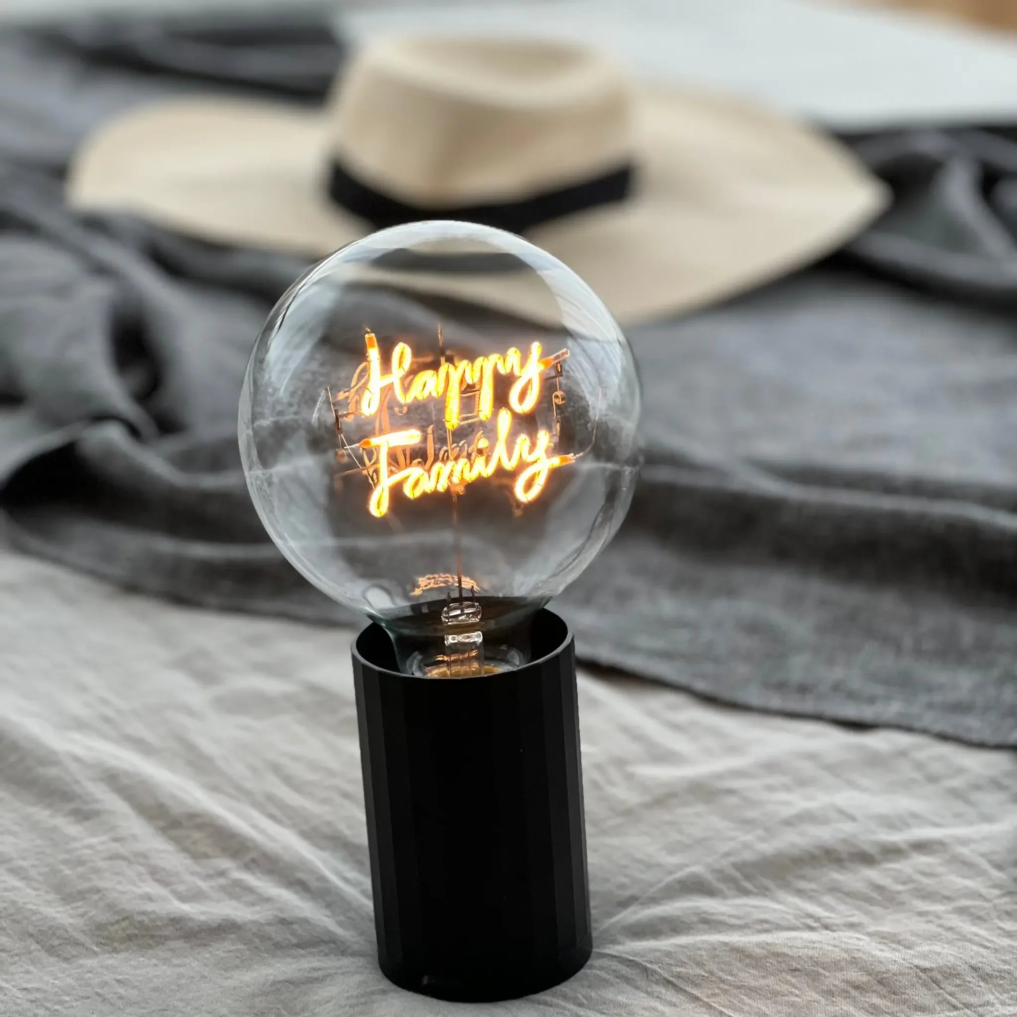 „Happy Family“ Akku LED Deko-Glühbirne – Detailansicht