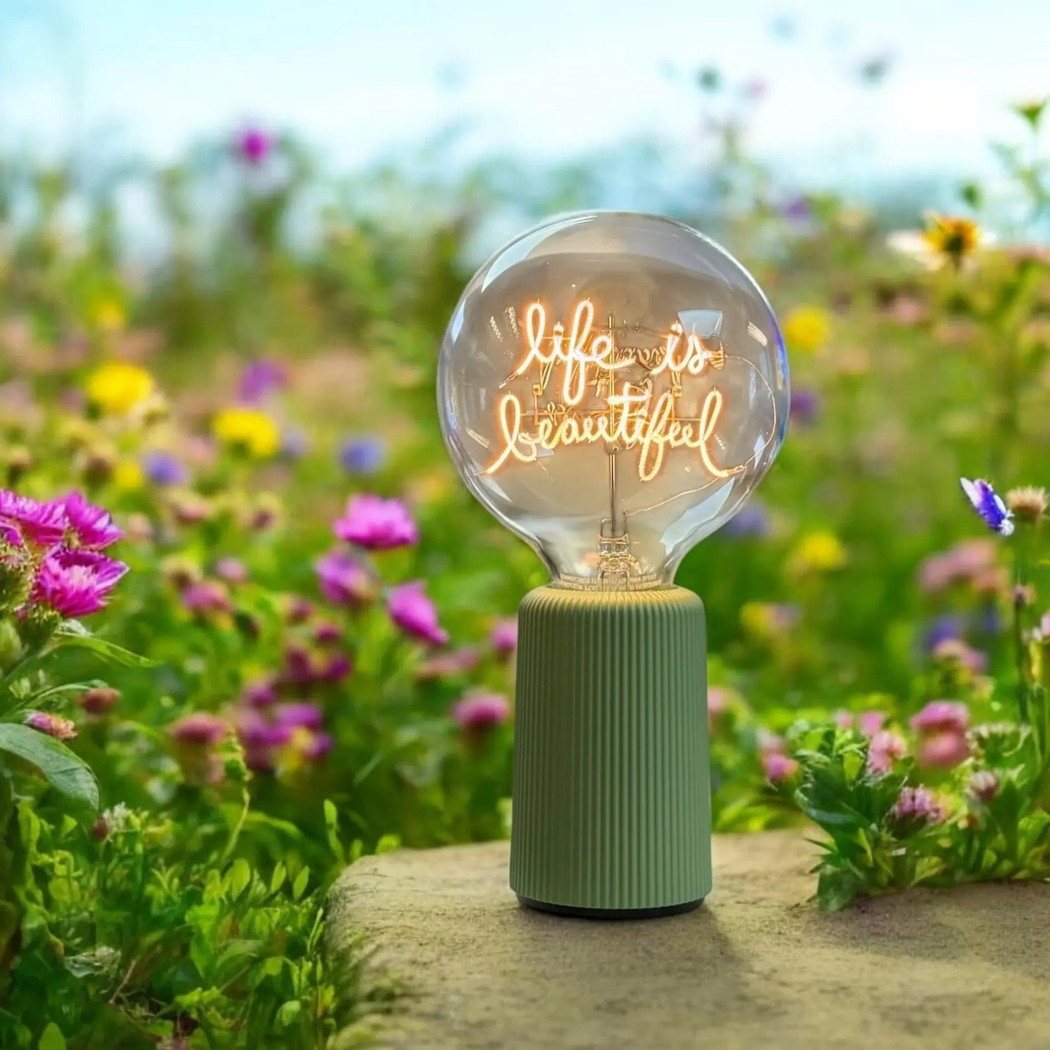 „Life Is Beautiful“ Akku LED Deko-Glühbirne – Wohnraum-Szene