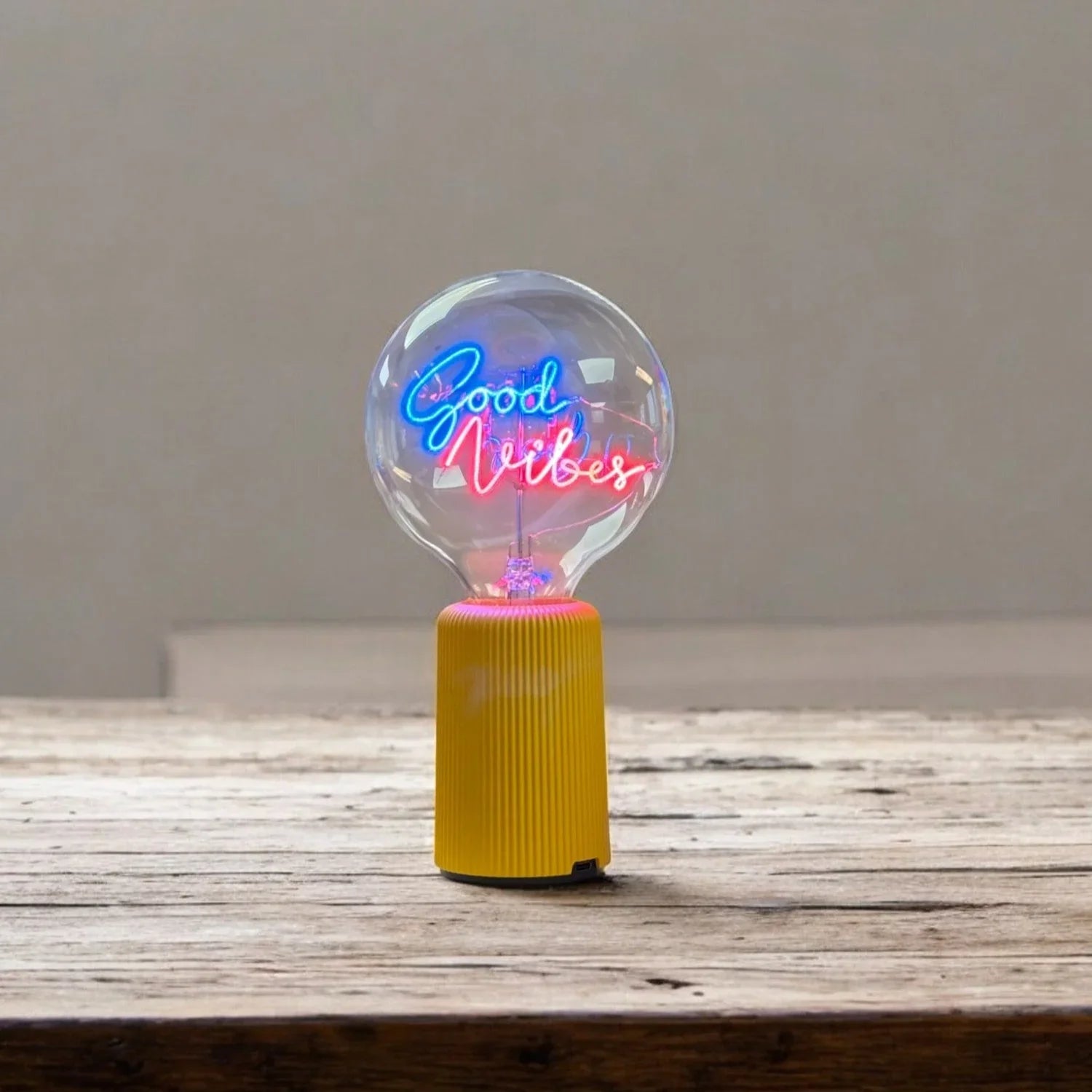 „Good Vibes“ Akku LED Deko-Glühbirne – Stimmungsbild
