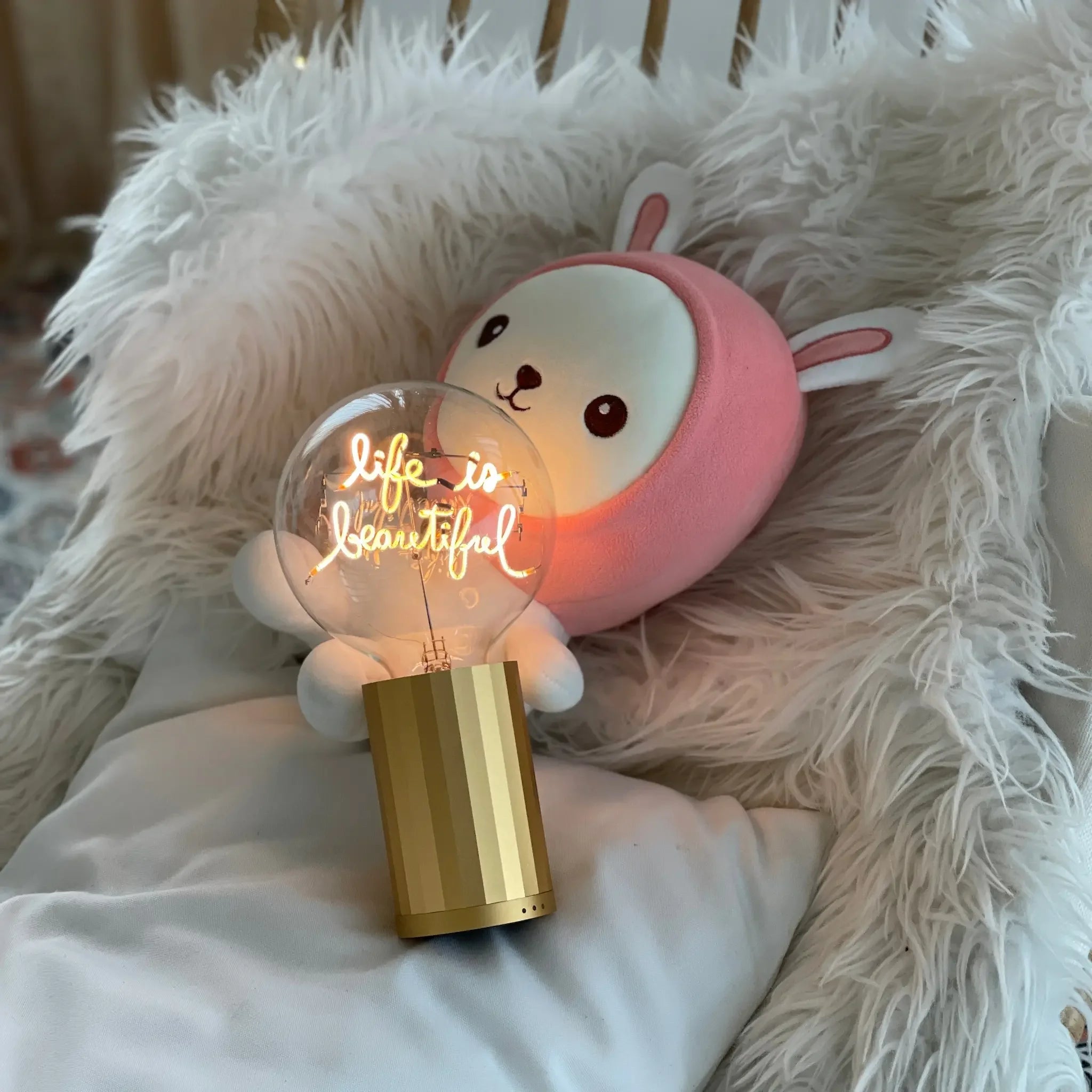 „Life Is Beautiful“ Akku LED Deko-Glühbirne – Detailansicht