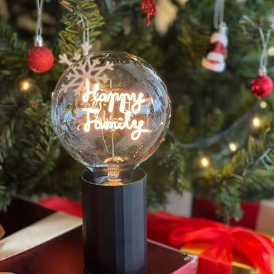 „Happy Family“ Akku LED Deko-Glühbirne – Wohnraum-Szene