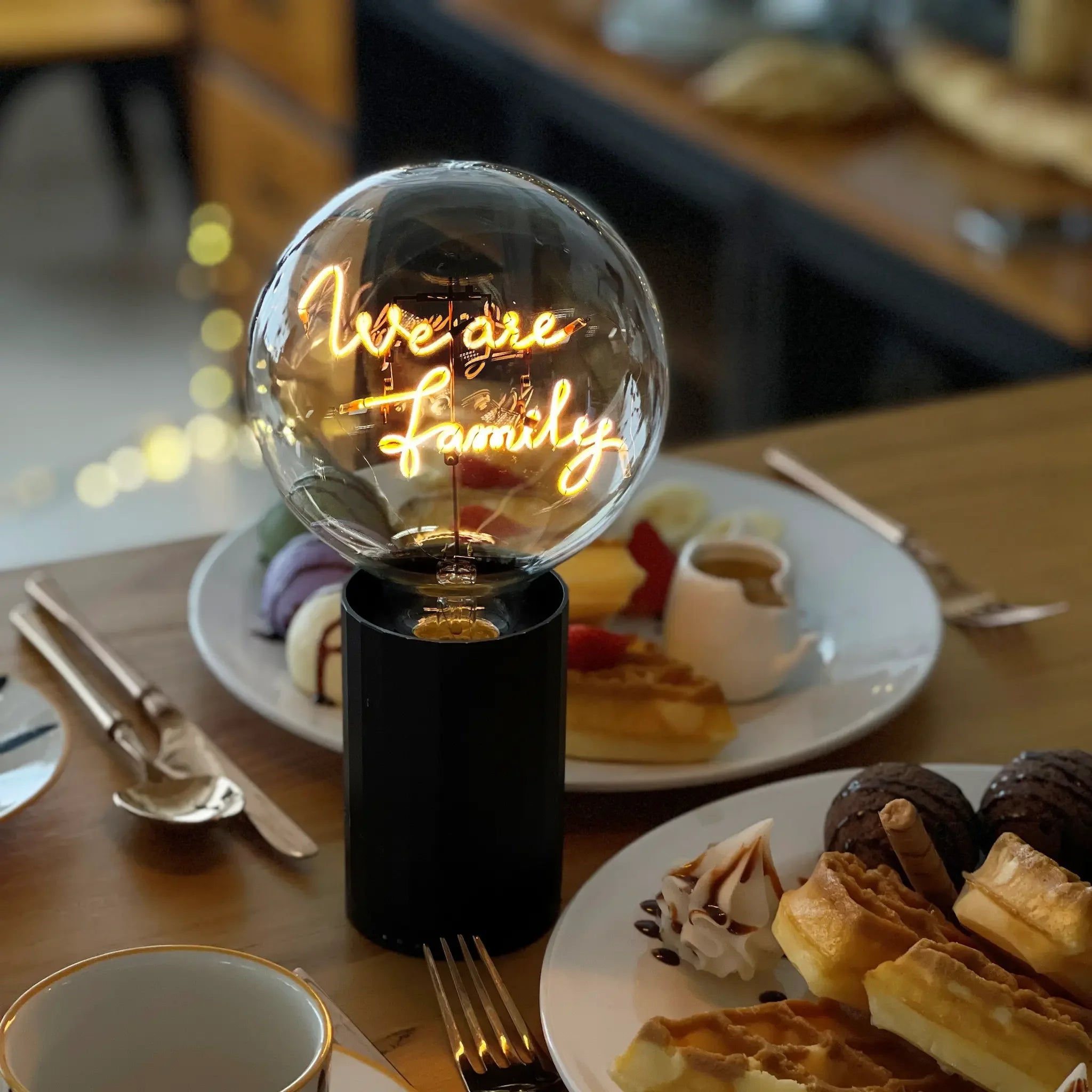 „We Are Family“ Akku LED Deko-Glühbirne – Stimmungsbild