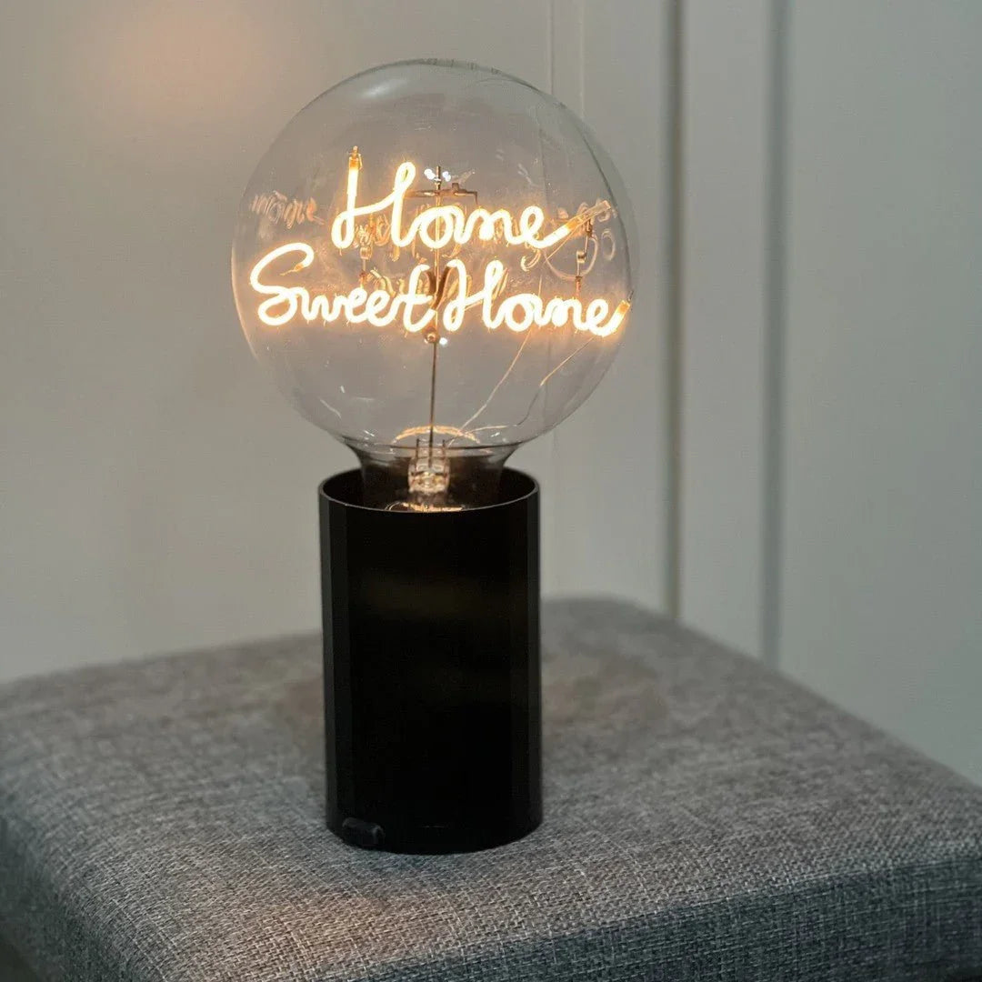 „Home Sweet Home“ Akku LED Deko-Glühbirne – Wohnraum-Szene