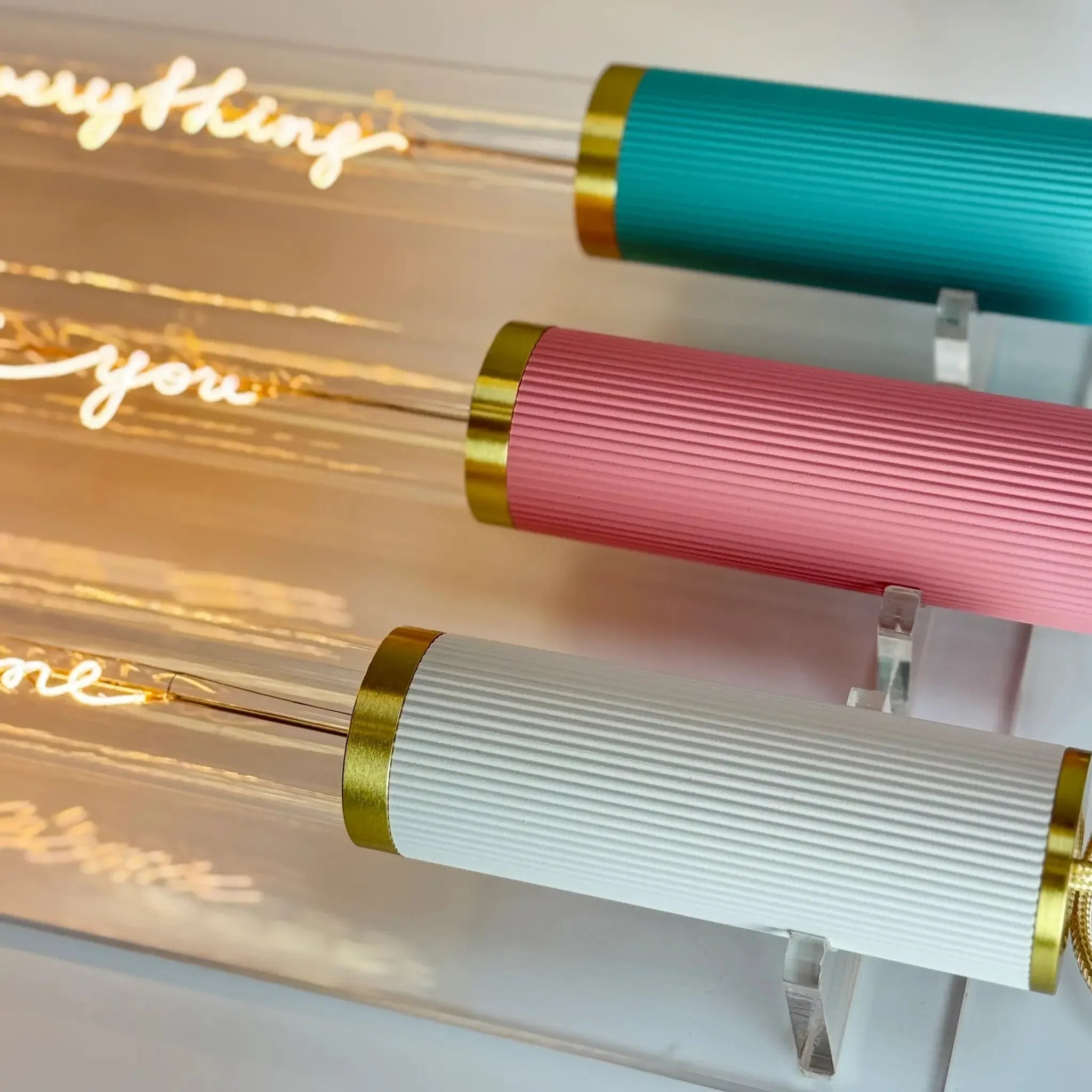 „MITT Acryl“ Kabel-Leuchtensockel – Wohnraum-Szene