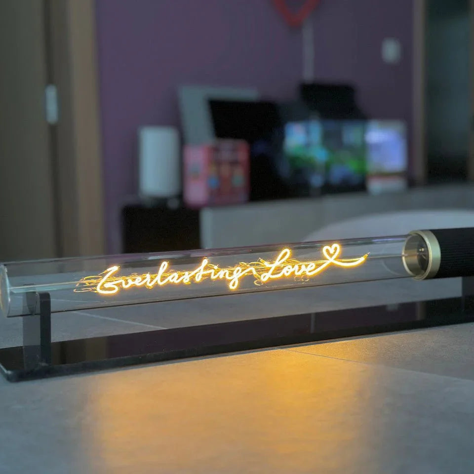 „Everlasting Love“ Deko-Leuchtröhre – Stimmungsbild