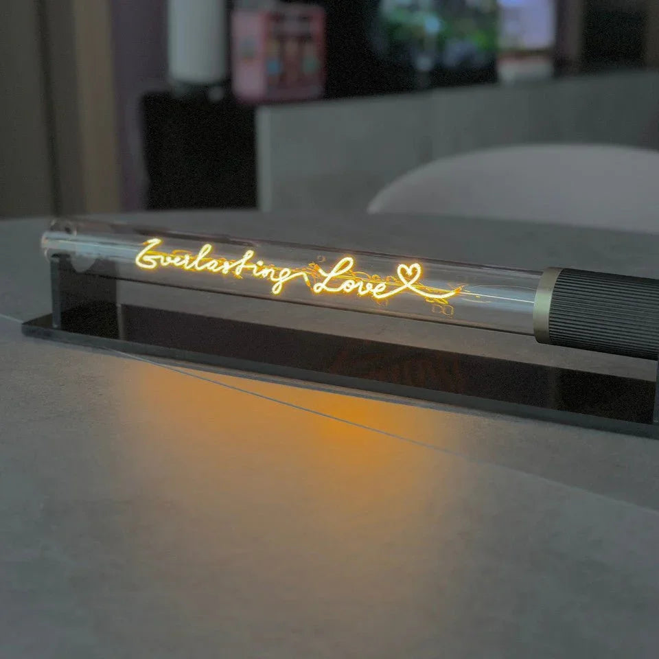 „Everlasting Love“ Deko-Leuchtröhre – Detailansicht