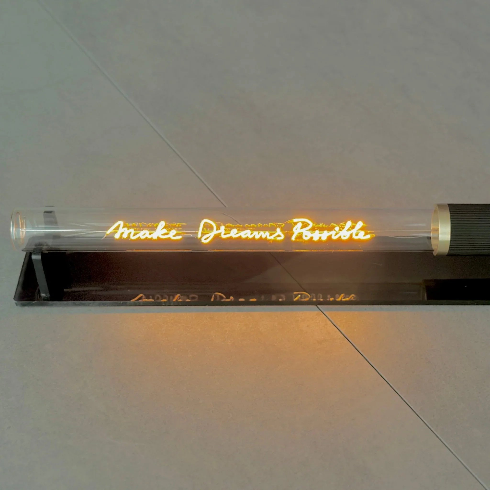 „Make Dreams Possible“ Deko-Leuchtröhre – Detailansicht