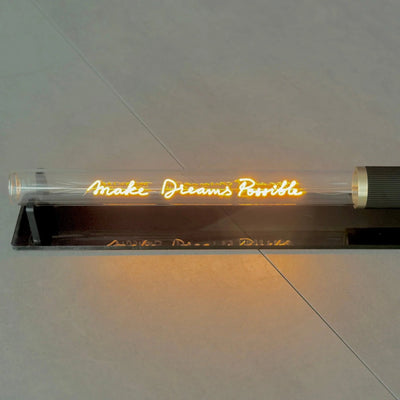 „Make Dreams Possible“ Deko-Leuchtröhre – Detailansicht