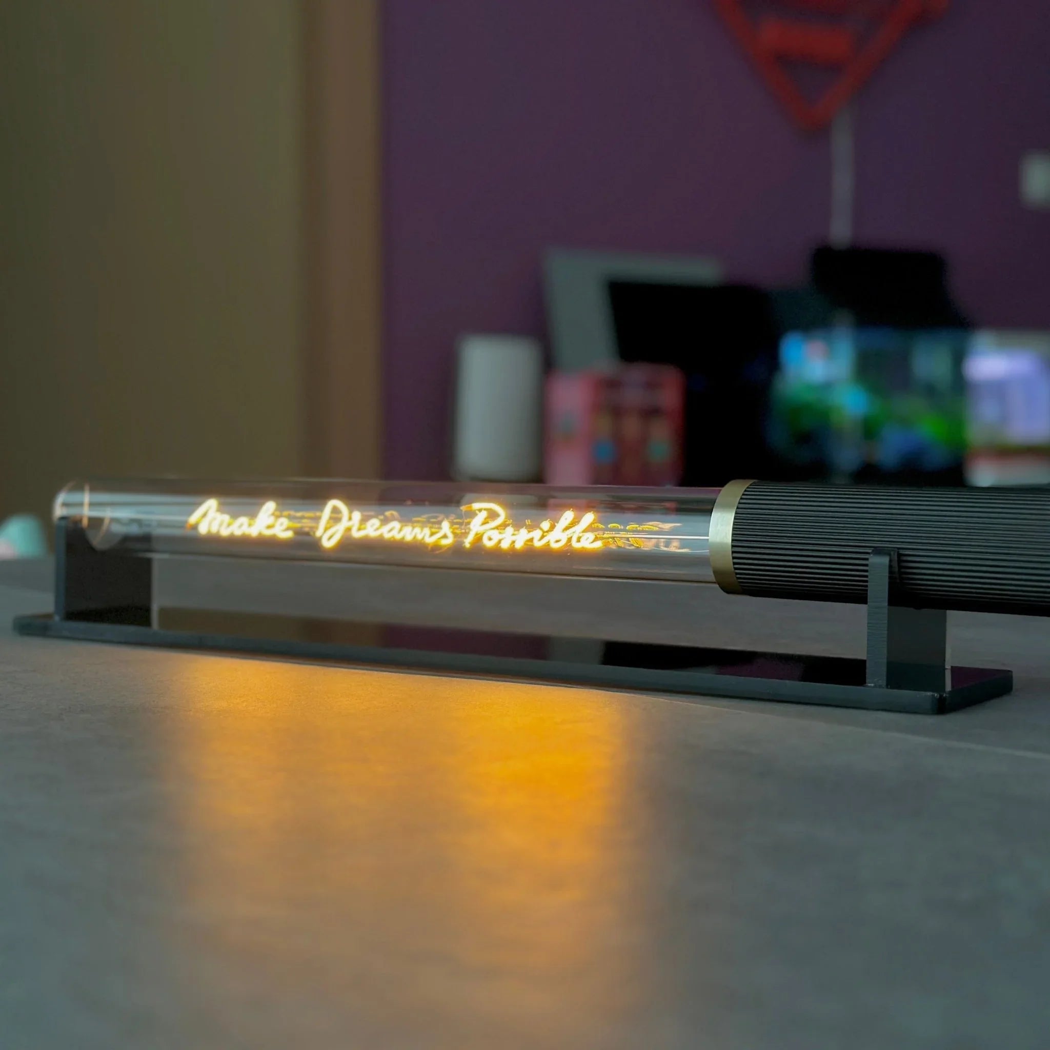 „Make Dreams Possible“ Deko-Leuchtröhre – Wohnraum-Szene