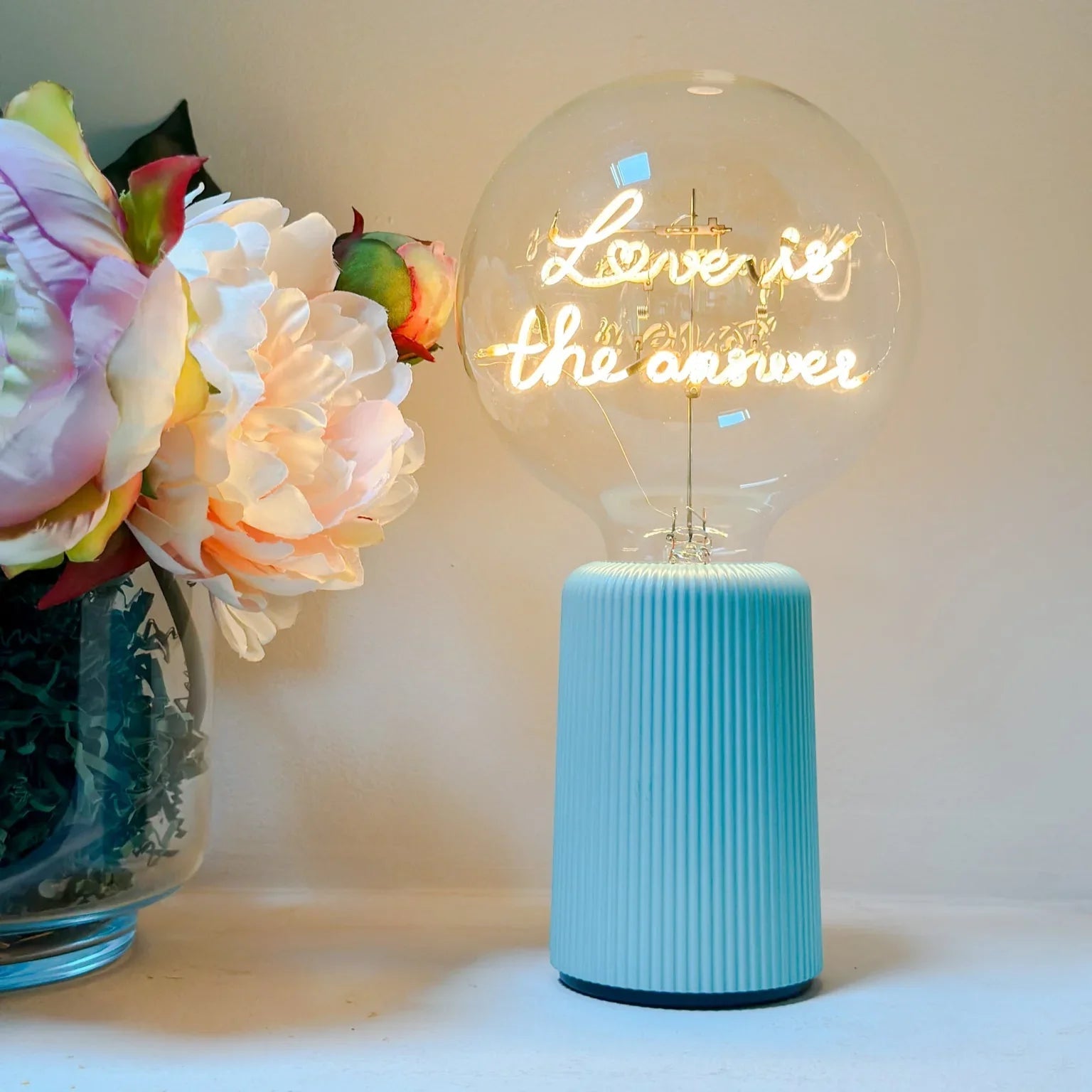 „Love Is the Answer“ Akku LED Deko-Glühbirne – Stimmungsbild