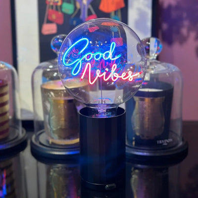 „Good Vibes“ Akku LED Deko-Glühbirne – Detailansicht
