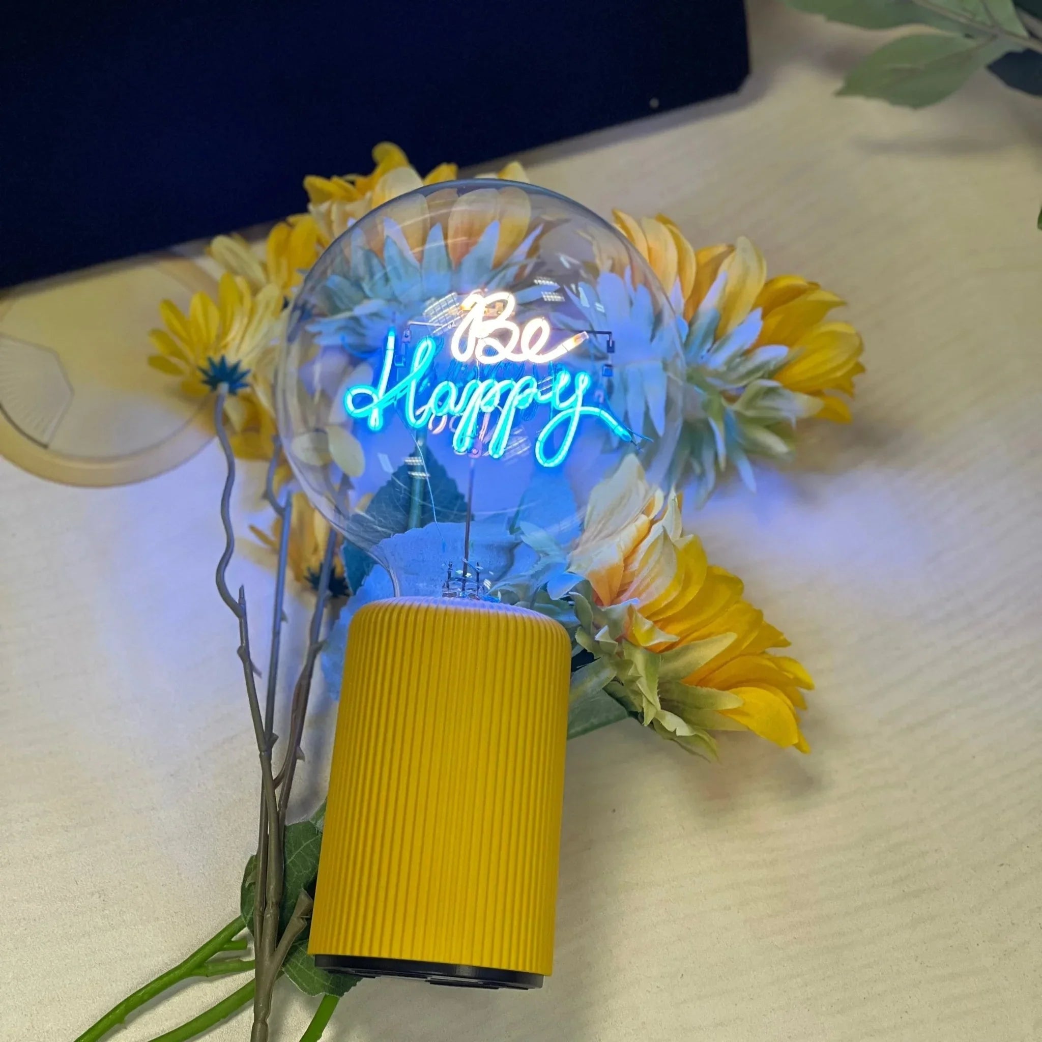 „Be Happy“ Akku LED Deko-Glühbirne – Stimmungsbild