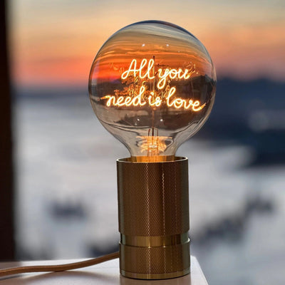 „All You Need Is Love“ Kabel LED Deko-Glühbirne – Stimmungsbild