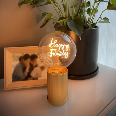 „Happy Family“ Akku LED Deko-Glühbirne – Detailaufnahme