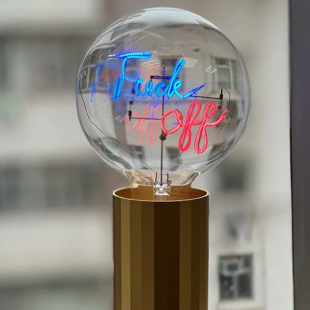 „F*ck Off“ Akku LED Deko-Glühbirne – Detailansicht