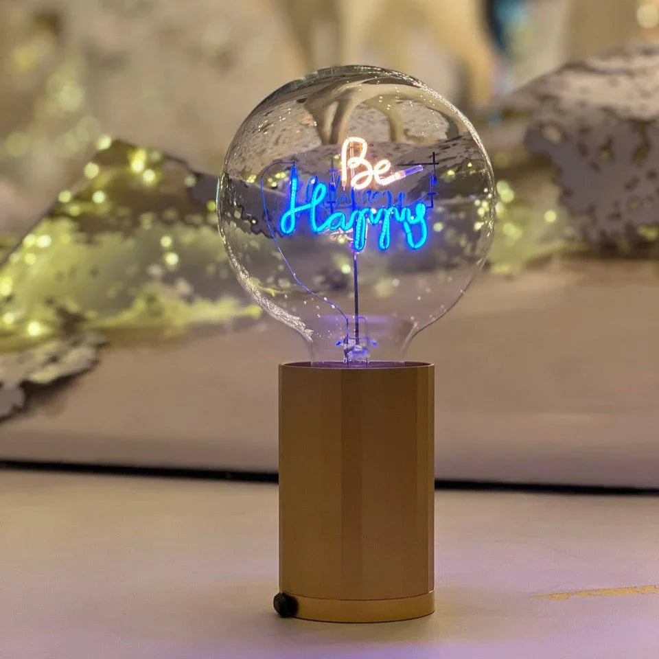 „Be Happy“ Akku LED Deko-Glühbirne – Wohnraum-Szene