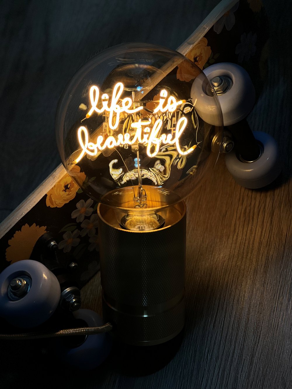 "life is beautiful" LED Deko-Glühbirne – Botschaftsleuchte