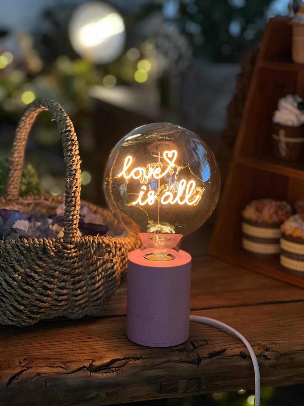 "love is all" LED Deko-Glühbirne – Botschaftsleuchte