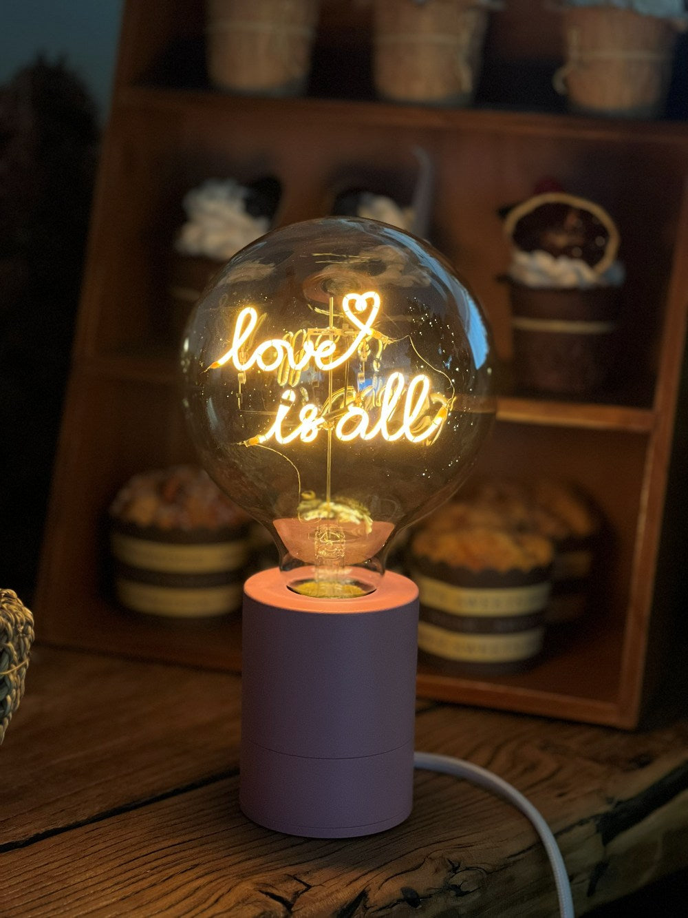 "love is all" LED Deko-Glühbirne – Botschaftsleuchte