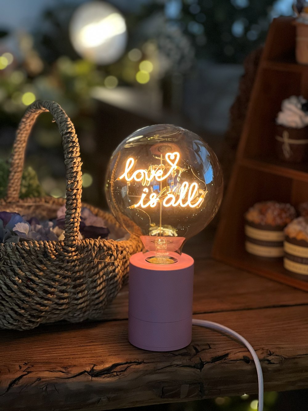 "love is all" LED Deko-Glühbirne – Botschaftsleuchte