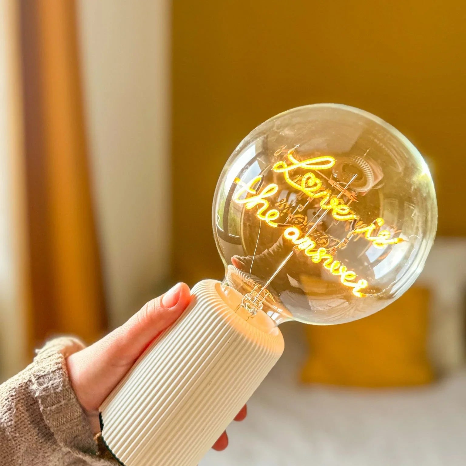 „Love Is the Answer“ Akku LED Deko-Glühbirne – Detailansicht
