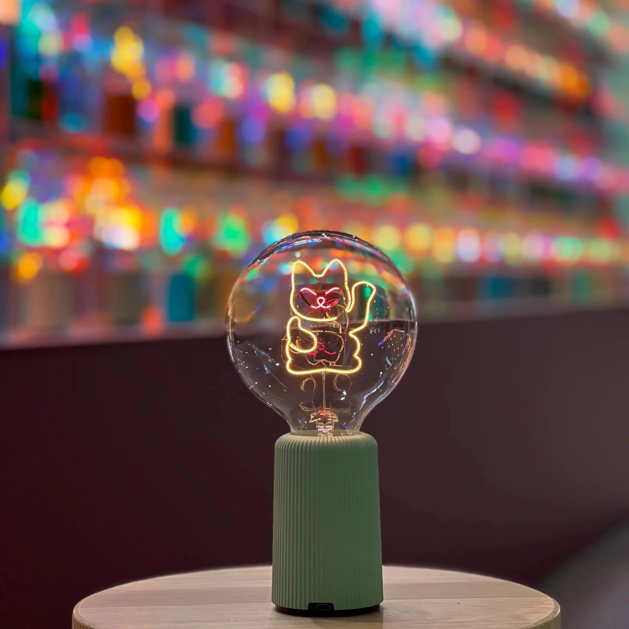 „Lucky Cat“ Akku LED Deko-Glühbirne – Wohnraum-Szene