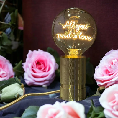 „All You Need Is Love“ Kabel LED Deko-Glühbirne – Wohnraum-Szene