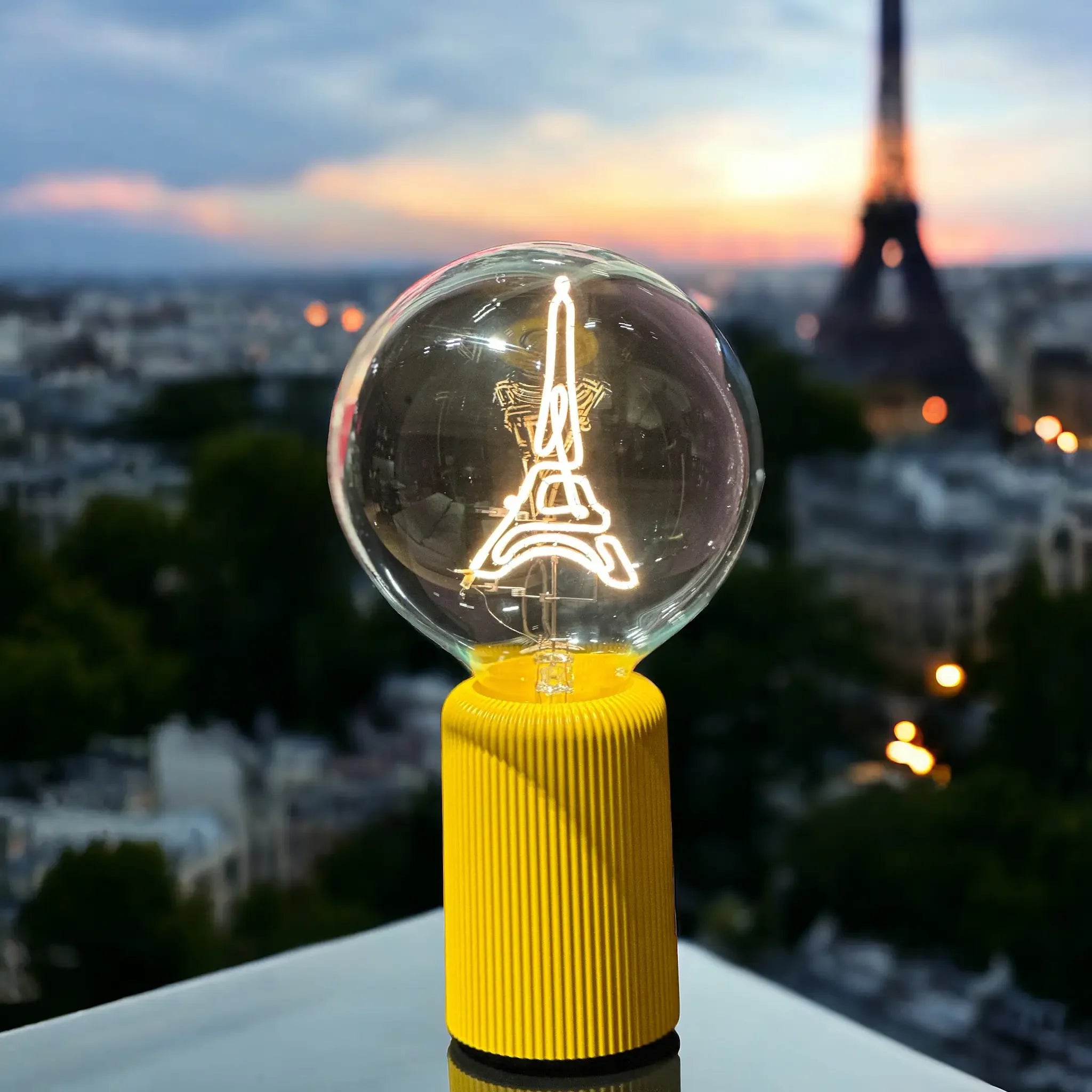 „Eiffelturm“ Akku LED Deko-Glühbirne – Stimmungsbild