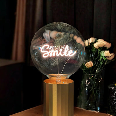 „Smile“ Akku LED Deko-Glühbirne – Wohnraum-Szene