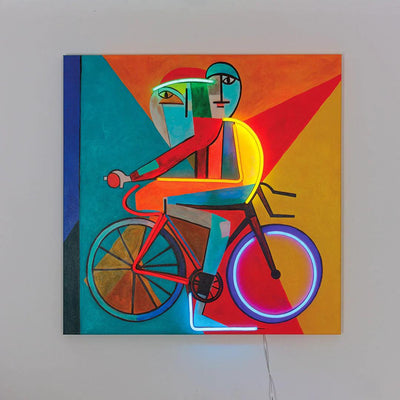 TOM NEON LED Wandkunst 'Abstract on Bike'. Moderner Neonschriftzug mit abstraktem Fahrraddesign in leuchtenden Farben. Perfekt für stilvolle Raumdekoration.
