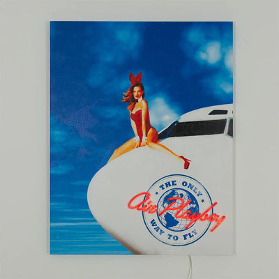 TOM NEON LED Wandkunst 'Air Playboy'. Stylische Neonschriftzug mit dem ikonischen Playboy-Logo in leuchtenden Farben. Ideal für trendige und elegante Raumgestaltung.