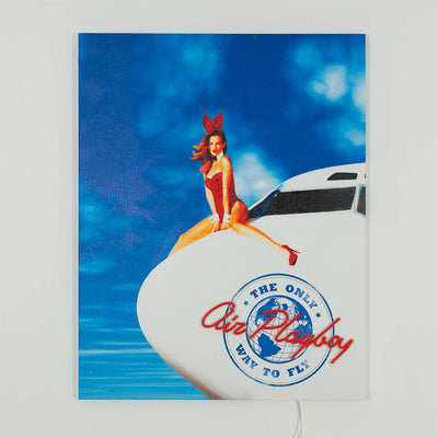 TOM NEON LED Wandkunst 'Air Playboy'. Stylische Neonschriftzug mit dem ikonischen Playboy-Logo in leuchtenden Farben. Ideal für trendige und elegante Raumgestaltung.