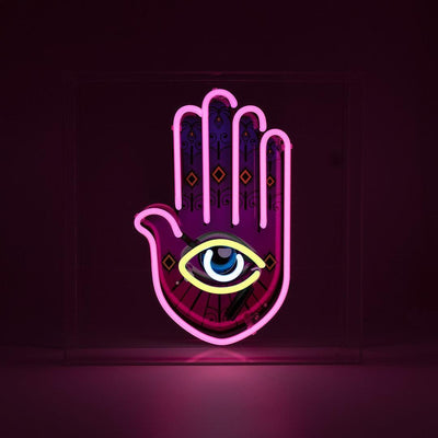 TOM NEON Glas Neon Box 'All Seeing Eye'. Einzigartiges Neondesign mit dem Motiv des allsehenden Auges, eingebettet in einer eleganten Glasbox. Perfekte Wahl für eine mystische und stilvolle Raumdekoration.