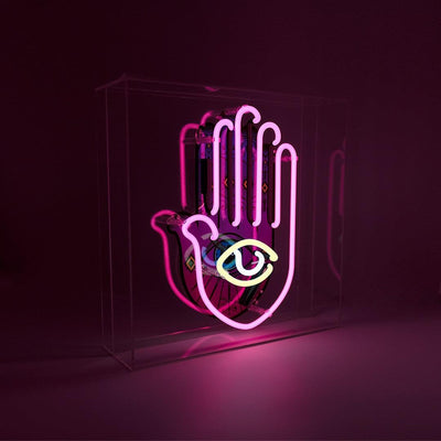 TOM NEON Glas Neon Box 'All Seeing Eye'. Einzigartiges Neondesign mit dem Motiv des allsehenden Auges, eingebettet in einer eleganten Glasbox. Perfekte Wahl für eine mystische und stilvolle Raumdekoration.