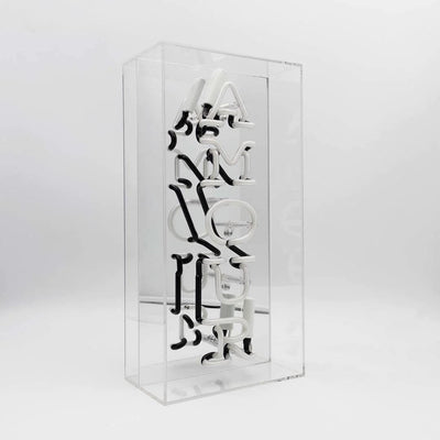 TOM NEON Glas Neon Box 'Amour'. Stilvolle Neonbeleuchtung mit dem Wort 'Amour' in einer eleganten Glasbox. Perfekt für eine romantische und moderne Raumdekoration.
