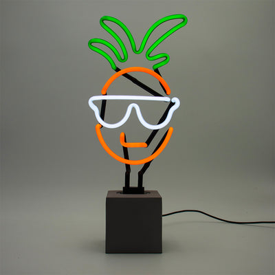 TOM NEON Glas Stand-Neon 'Ananas'. Leuchtende Neonlampe in Form einer Ananas, stilvoll präsentiert auf einem stabilen Glasstand. Ideal für eine tropische und trendige Raumdekoration.