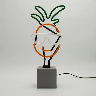 TOM NEON Glas Stand-Neon 'Ananas'. Leuchtende Neonlampe in Form einer Ananas, stilvoll präsentiert auf einem stabilen Glasstand. Ideal für eine tropische und trendige Raumdekoration.
