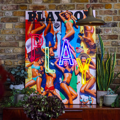 TOM NEON LED Neon 'Beach Scene Cover' Playboy Edition. Auffällige Neonschriftzug mit einem Strandmotiv im Stil des Playboy-Covers. Ideal für eine stilvolle und entspannte Raumgestaltung.