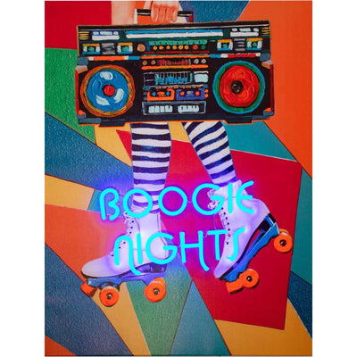 TOM NEON LED Wandkunst 'Boogie Nights'. Leuchtender Neonschriftzug mit dem Text 'Boogie Nights' in lebendigen Farben. Ideal für eine stilvolle und energiegeladene Raumdekoration.