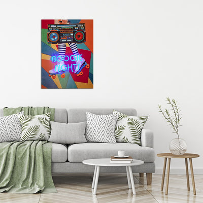TOM NEON LED Wandkunst 'Boogie Nights'. Leuchtender Neonschriftzug mit dem Text 'Boogie Nights' in lebendigen Farben. Ideal für eine stilvolle und energiegeladene Raumdekoration.