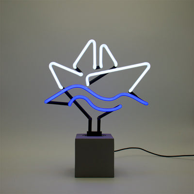 TOM NEON Glas Stand-Neon 'Boot'. Leuchtende Neonlampe in Form eines Bootes, stilvoll präsentiert auf einem stabilen Glasstand. Ideal für eine maritime und trendige Raumdekoration.