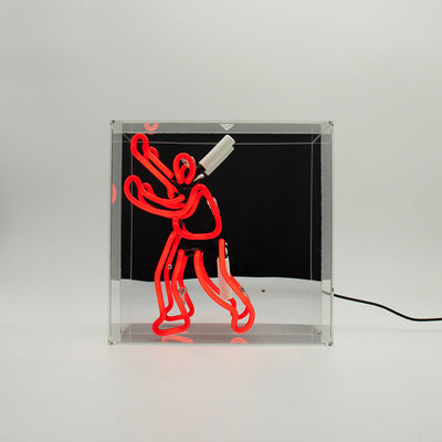 TOM NEON Glas Neon Box 'Buchmann'. Leuchtendes Neonlicht mit einem Buchmotiv, eingebettet in einer eleganten Glasbox. Perfekt für eine stilvolle und literarische Raumdekoration.