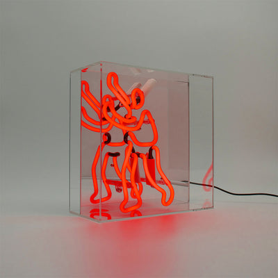 TOM NEON Glas Neon Box 'Buchmann'. Leuchtendes Neonlicht mit einem Buchmotiv, eingebettet in einer eleganten Glasbox. Perfekt für eine stilvolle und literarische Raumdekoration.