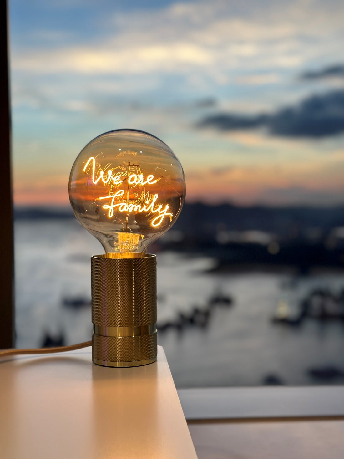 "We are Family" LED Deko-Glühbirne – Botschaftsleuchte
