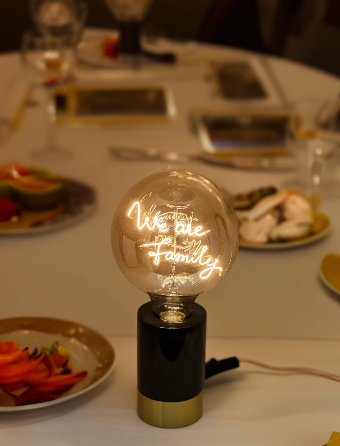 "We are Family" LED Deko-Glühbirne – Botschaftsleuchte
