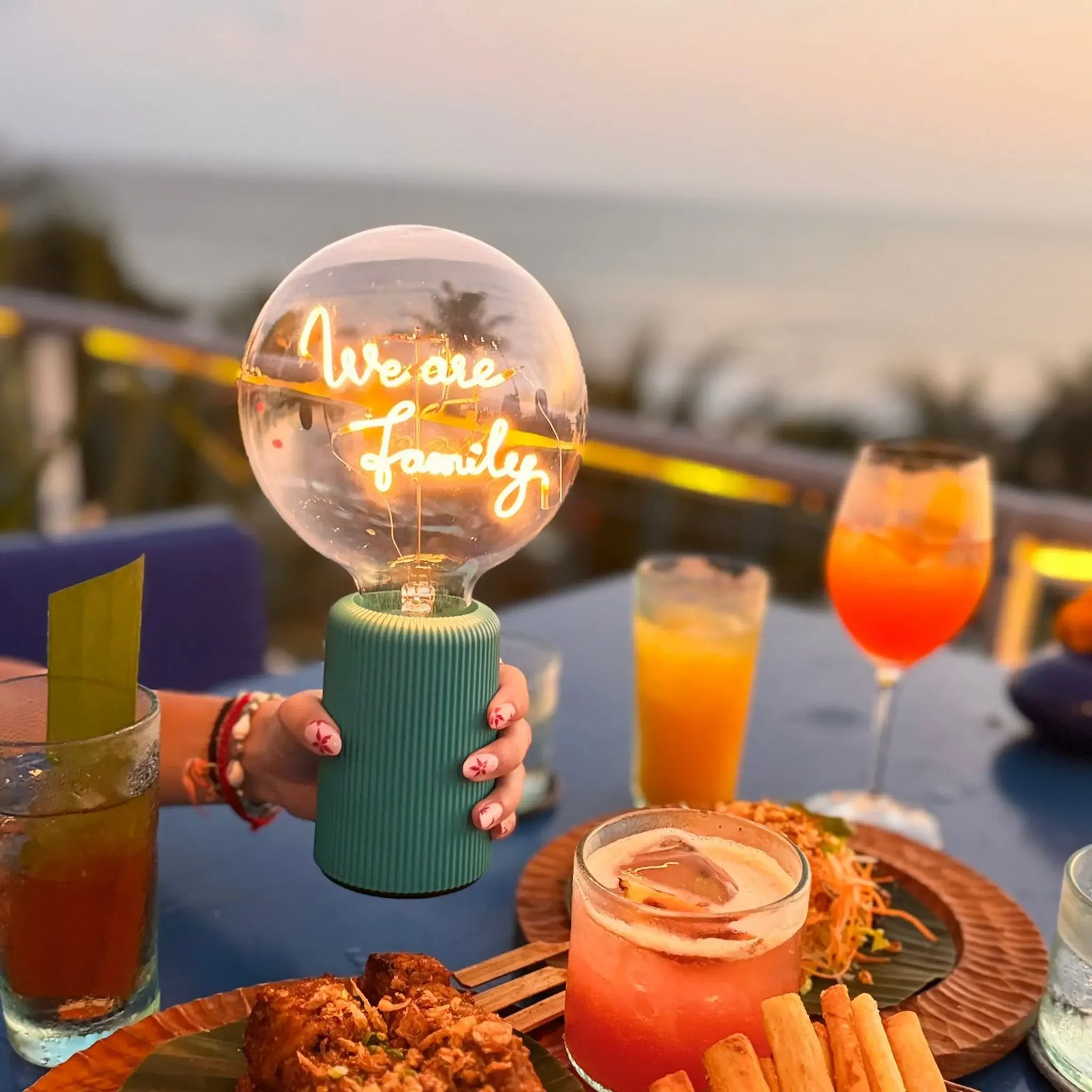 „We Are Family“ Akku LED Deko-Glühbirne – Wohnraum-Szene
