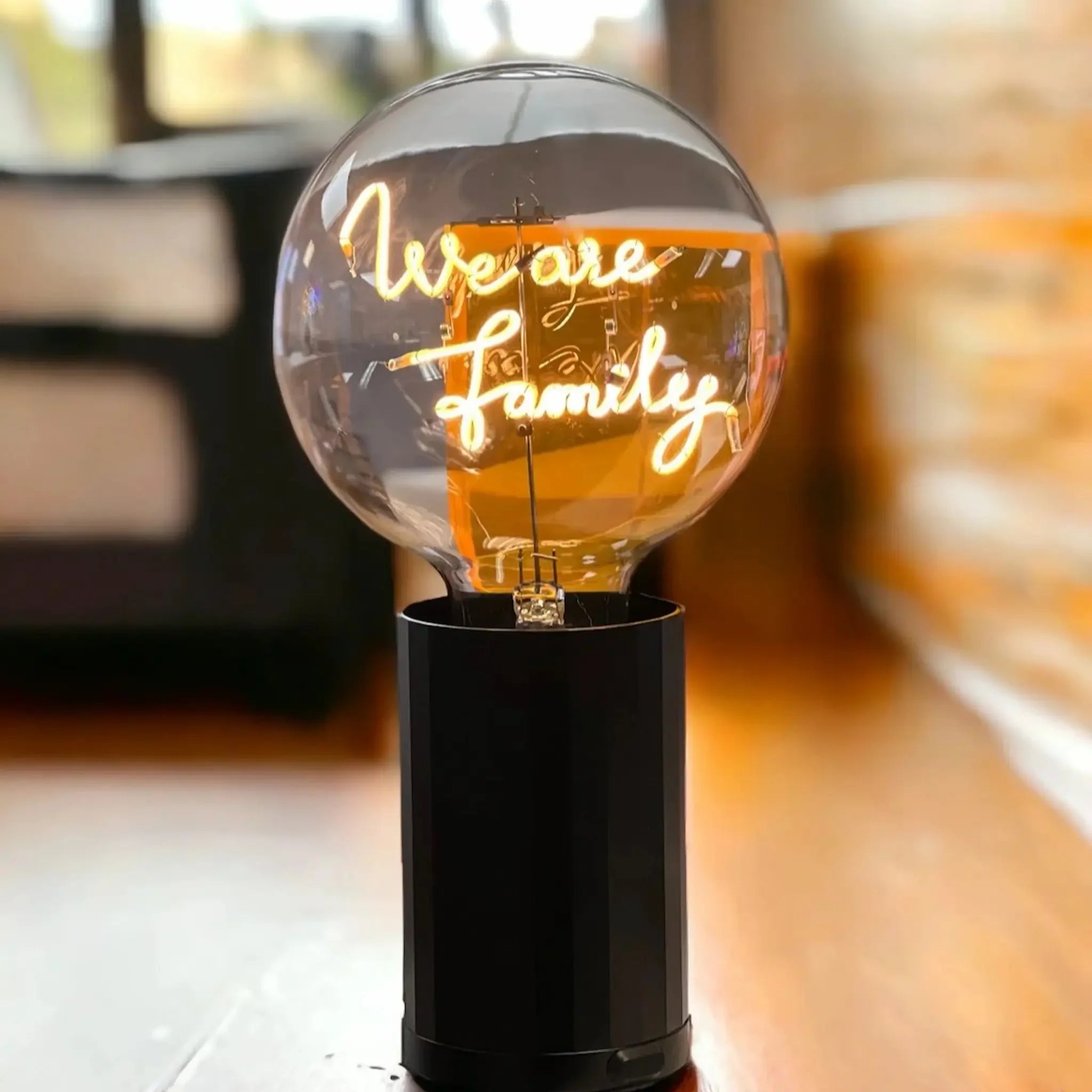 „We Are Family“ Akku LED Deko-Glühbirne – Detailansicht