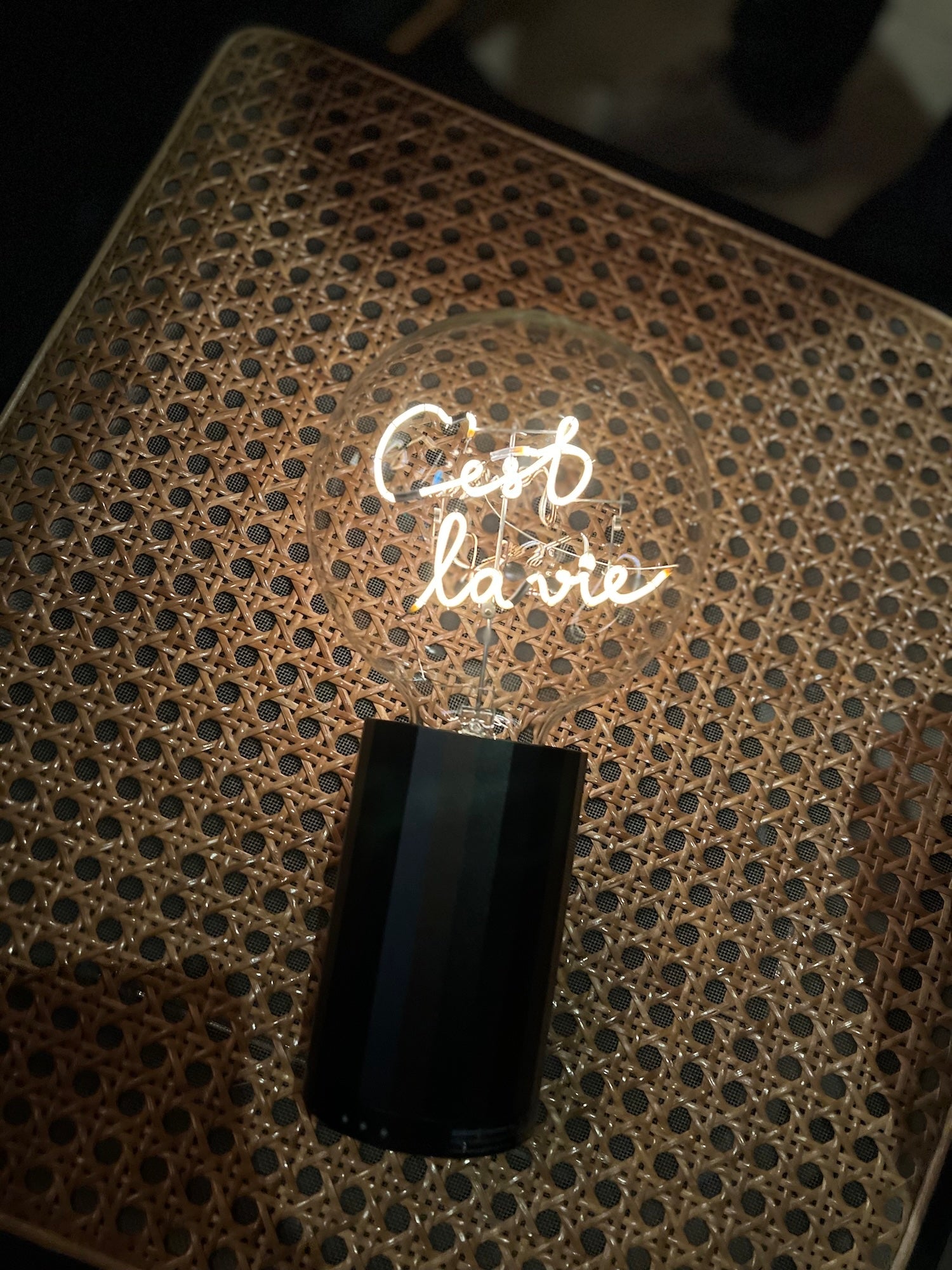 „C'est la Vie“ Akku LED Deko-Glühbirne – Botschaftsleuchte
